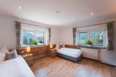 Ein Bett oder Betten in einem Zimmer der Unterkunft Haus Biechl mit Blick auf die Burg Hohenwerfen
