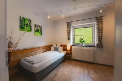 Ein Bett oder Betten in einem Zimmer der Unterkunft Haus Biechl mit Blick auf die Burg Hohenwerfen