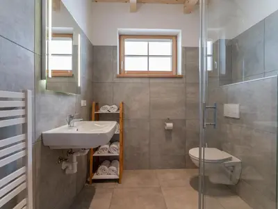 Ein Badezimmer in der Unterkunft Haus Enzian