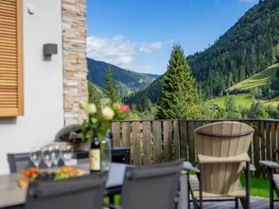 Ein allgemeiner Bergblick oder ein Berglick von des Chalets aus