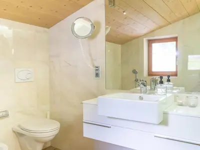 Ein Badezimmer in der Unterkunft Holiday Home Katschberg 8 by Interhome