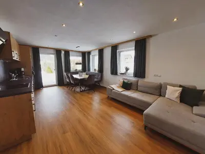 Ein Sitzbereich in der Unterkunft Appartement Waldplatzl