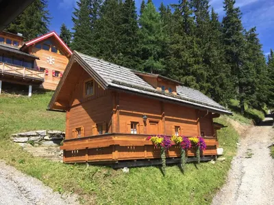 Das Gebäude in dem sich das Ferienhaus befindet