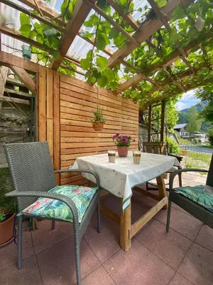 Ein Garten an der Unterkunft Ferienwohnung Am Jodlerweg