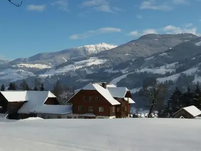 Ein allgemeiner Bergblick oder ein Berglick von der Ferienwohnung aus