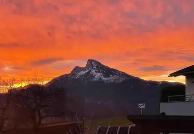 Ein allgemeiner Bergblick oder ein Berglick von des Ferienhauses aus