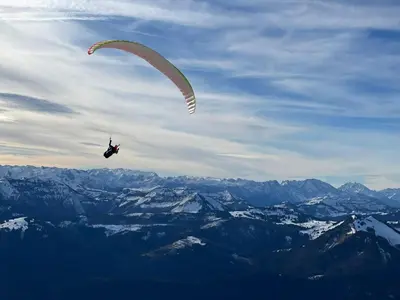 Ein allgemeiner Bergblick oder ein Berglick von des Ferienhauses aus