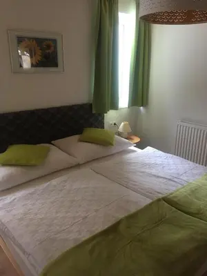 Ein Bett oder Betten in einem Zimmer der Unterkunft Ferienwohnung - Ferienhaus Kirchboden