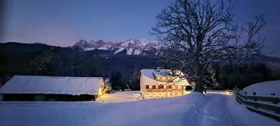 Ein allgemeiner Bergblick oder ein Berglick von des Ferienhauses aus