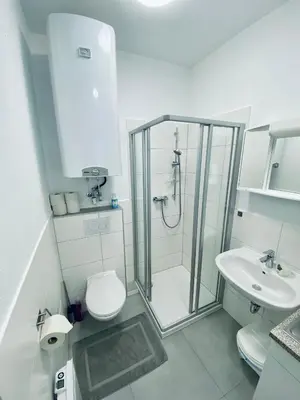 Ein Badezimmer in der Unterkunft Einzimmer-Apartment 25 m2 Gartenzinken im Zentrum von Bad Ischl