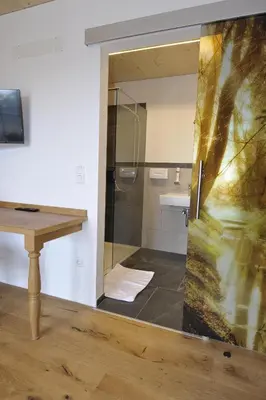 Ein Badezimmer in der Unterkunft Das Dorfhotel Engl-Grafinger