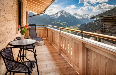 Ein allgemeiner Bergblick oder ein Berglick von der Ferienwohnung aus