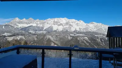 Ein allgemeiner Bergblick oder ein Berglick von der Ferienwohnung aus