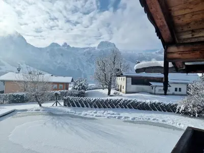 Ein allgemeiner Bergblick oder ein Berglick von des Bauernhofs aus