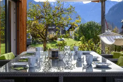 Ein allgemeiner Bergblick oder ein Berglick von des Ferienhauses aus