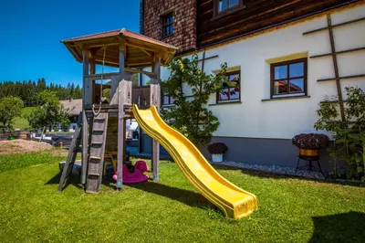 Ein Kinderspielbereich in der Unterkunft Chalet Schintlbauer