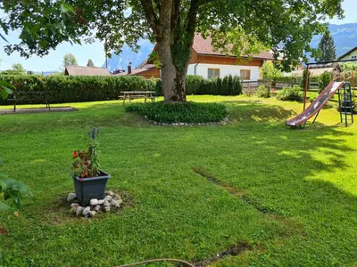 Ein Garten an der Unterkunft Alter Kindergarten vakantieappartementen