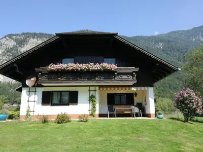 Ein allgemeiner Bergblick oder ein Berglick von des Ferienhauses aus