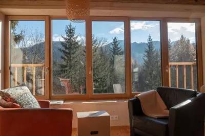 Ein allgemeiner Bergblick oder ein Berglick von des Ferienhauses aus