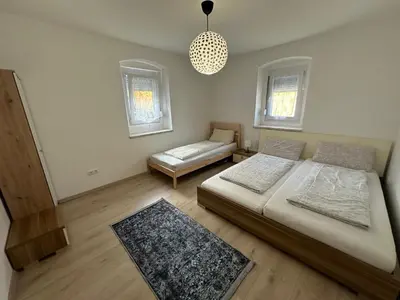 Ein Bett oder Betten in einem Zimmer der Unterkunft Ferienwohnung Niederthalheim