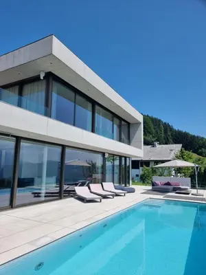 Der Swimmingpool an oder in der Nähe von Attersee Luxury Design Villa with dream views, large Pool and Sauna
