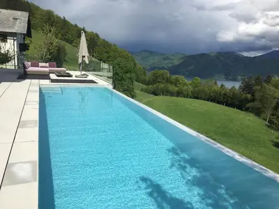 Der Swimmingpool an oder in der Nähe von Attersee Luxury Design Villa with dream views, large Pool and Sauna