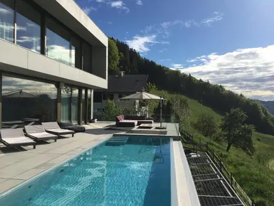 Der Swimmingpool an oder in der Nähe von Attersee Luxury Design Villa with dream views, large Pool and Sauna