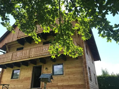 Das Gebäude in dem sich das Ferienhaus befindet