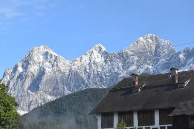 Ein allgemeiner Bergblick oder ein Berglick von des Ferienhauses aus