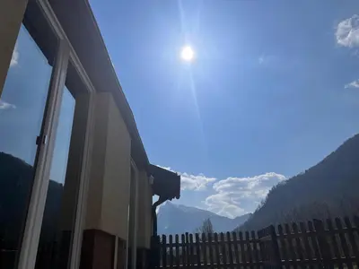 Ein allgemeiner Bergblick oder ein Berglick von der Ferienwohnung aus