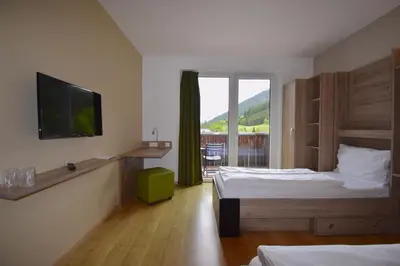 Ein Bett oder Betten in einem Zimmer der Unterkunft Sporthotel Zederhaus im Lungau