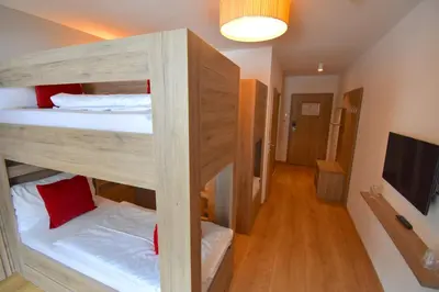 Ein Bett oder Betten in einem Zimmer der Unterkunft Sporthotel Zederhaus im Lungau