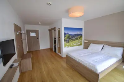 Ein Bett oder Betten in einem Zimmer der Unterkunft Sporthotel Zederhaus im Lungau