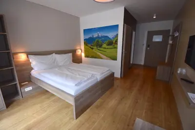 Ein Bett oder Betten in einem Zimmer der Unterkunft Sporthotel Zederhaus im Lungau