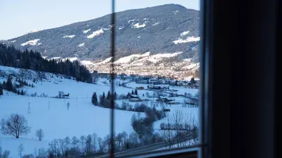 Ein allgemeiner Bergblick oder ein Berglick von des Ferienhauses aus