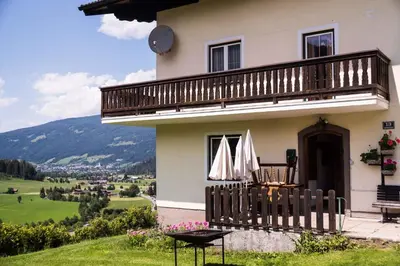 Ein allgemeiner Bergblick oder ein Berglick von des Ferienhauses aus