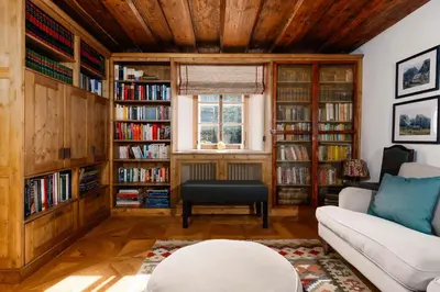 Die Bibliothek im Chalet