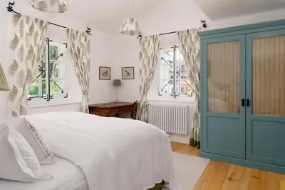 Ein Bett oder Betten in einem Zimmer der Unterkunft FISCHERNGUT - Luxuriöses Bauernhaus in Seenähe
