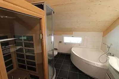 Ein Badezimmer in der Unterkunft Chalet Murau: Luxurious 5 star chalet in ski area Kreischberg