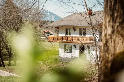 Ein allgemeiner Bergblick oder ein Berglick von der Ferienwohnung aus