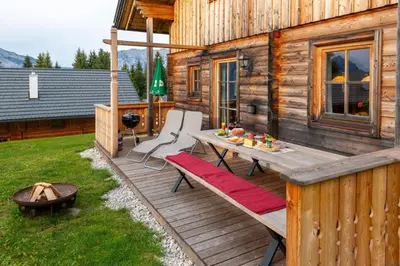 Ein Garten an der Unterkunft Chalet Dachsteinblick