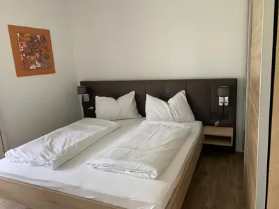 Ein Bett oder Betten in einem Zimmer der Unterkunft Ferienwohnung Siri Zentrum mit Garten