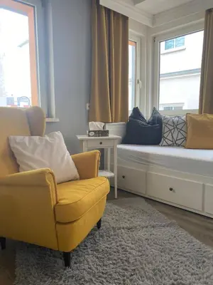 Ein Sitzbereich in der Unterkunft Ferienwohnung im Zentrum mit Balkon und Parkplatz