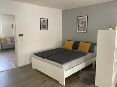 Ein Bett oder Betten in einem Zimmer der Unterkunft Ferienwohnung im Zentrum mit Balkon und Parkplatz