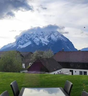 Ein allgemeiner Bergblick oder ein Berglick von der Ferienwohnung aus