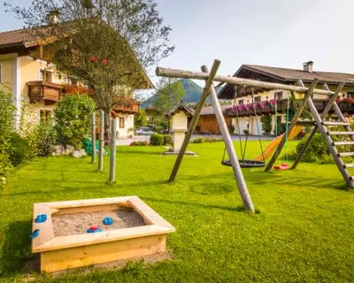 Ein Kinderspielbereich in der Unterkunft Unterwöhrlehen