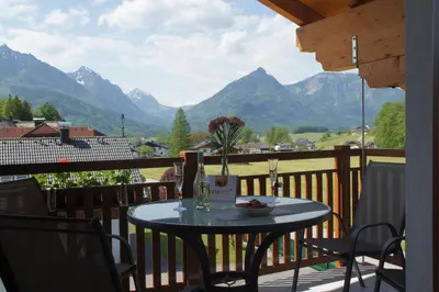 Ein allgemeiner Bergblick oder ein Berglick von der Ferienwohnung aus