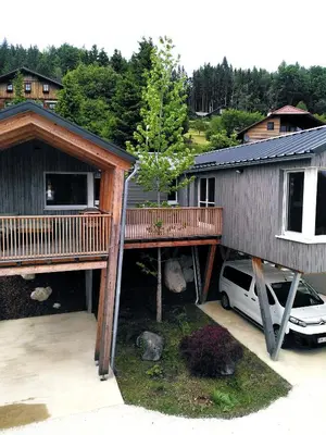 Das Gebäude in dem sich das Ferienhaus befindet