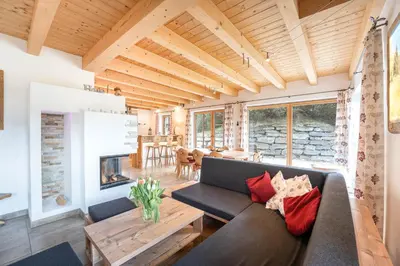 Ein Sitzbereich in der Unterkunft Chalet Fischerkogel an der Skipiste